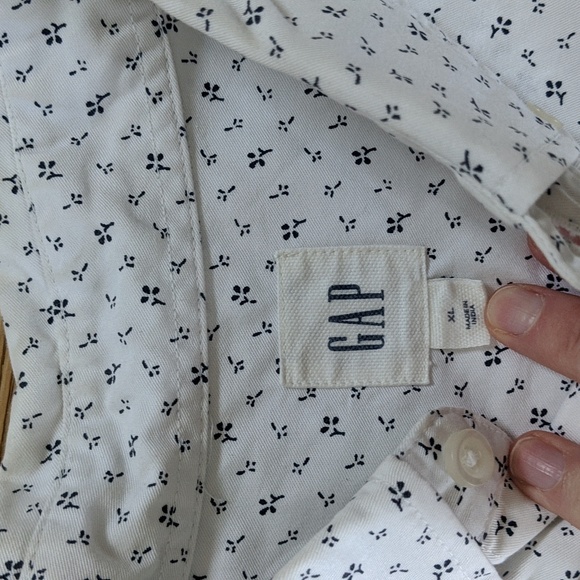 Gap men's button up dress shirt. Size XL. - Picture 2 of 6